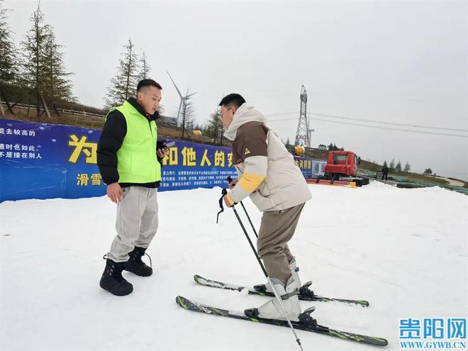 九游体育：高坡乡村民的“新职业”：滑雪教练(图1)