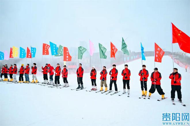 九游体育：高坡乡村民的“新职业”：滑雪教练(图3)