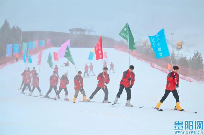 九游体育：高坡乡村民的“新职业”：滑雪教练(图4)