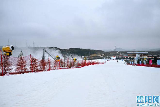 九游体育：高坡乡村民的“新职业”：滑雪教练(图5)