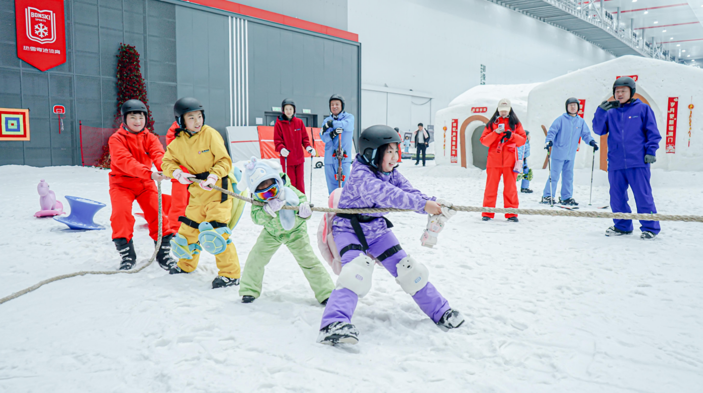 亚冬会“燃动”冰雪激情来西安浐灞国际港体验“冰雪运动”魅力(图1)