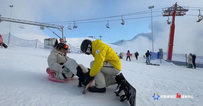 九游体育网站：新疆阿勒泰返乡大学生解锁滑雪教练新身份(图2)
