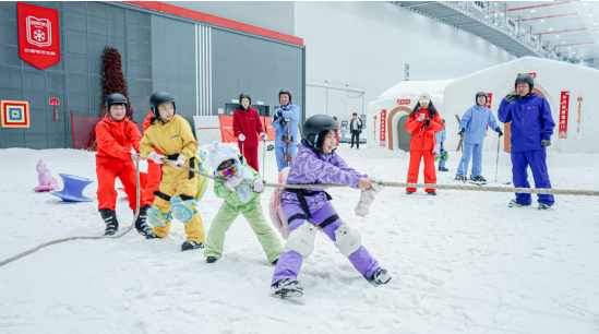 九游体育网站：亚冬会“燃动”冰雪激情来浐灞国际港体验“冰雪运动”魅力(图2)