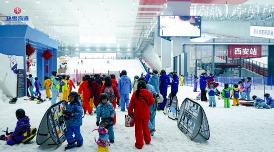 九游体育网站：亚冬会“燃动”冰雪激情来浐灞国际港体验“冰雪运动”魅力(图3)