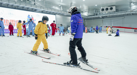 九游体育网站：亚冬会“燃动”冰雪激情来浐灞国际港体验“冰雪运动”魅力(图4)