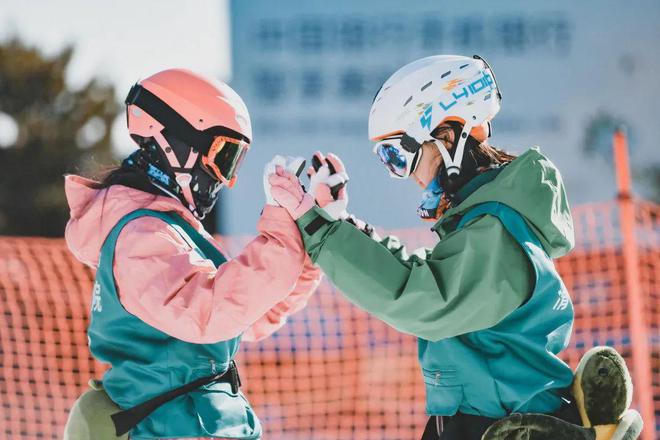 九游体育：就在家门口！北京昌平静之湖·滑雪入门营单飞亲子任选畅享冰雪乐趣(图4)