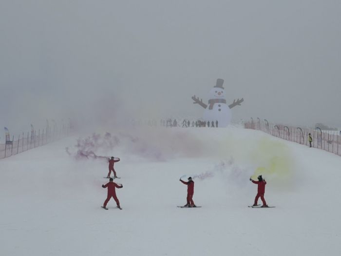 石棉县王岗坪景区滑雪场今冬第一滑“开板”(图1)