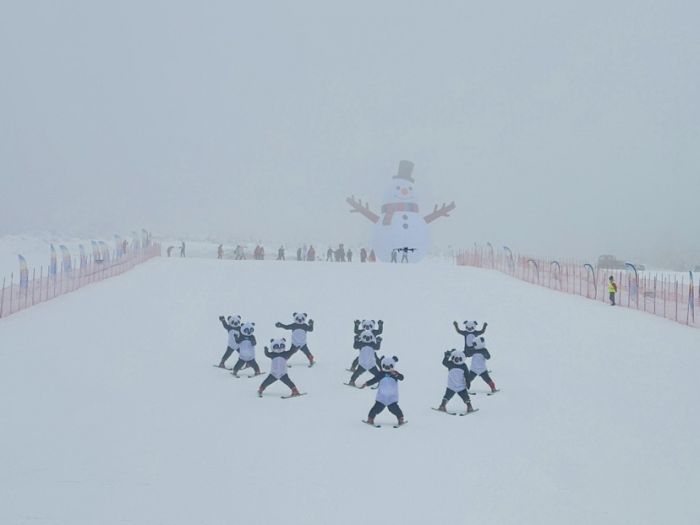 石棉县王岗坪景区滑雪场今冬第一滑“开板”(图2)
