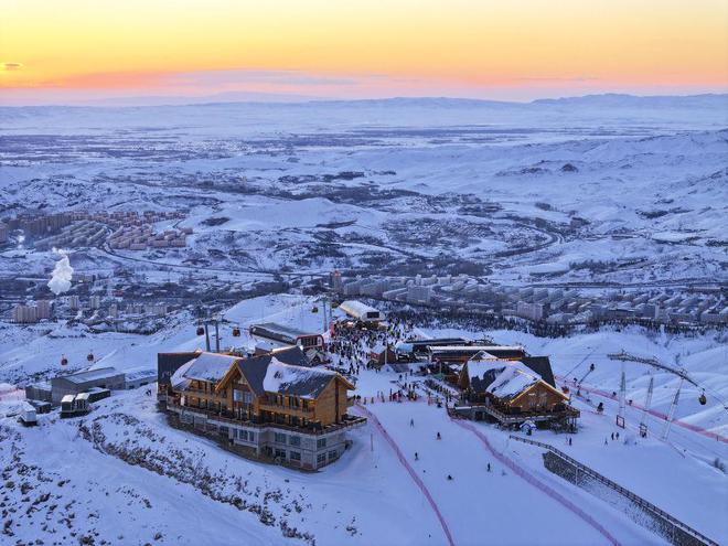 中国经济样本观察·县域样本篇丨3年冬季旅游收入超百亿阿勒泰冰雪游为何“热”？(图1)