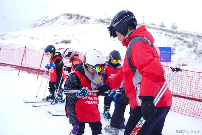 昌吉州成功举办“冬游天山别样暖”青少年滑雪体验冬令营(图3)