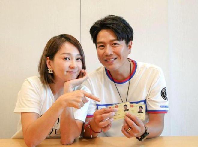 女星六月被曝出轨小20岁滑雪教练夫妻已分床8年丈夫选择原谅(图2)