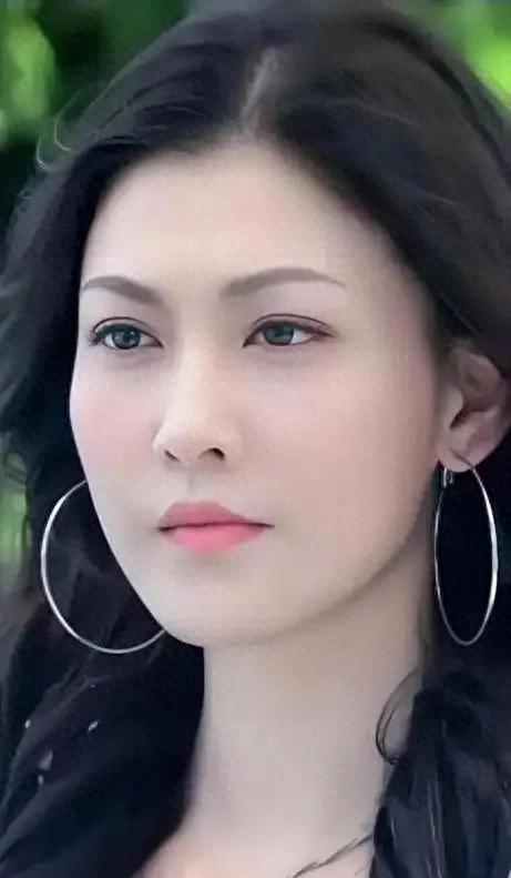 九游体育：突发！李彩桦日本滑雪掉进2米深雪洞大声呼救现场照片曝光(图1)