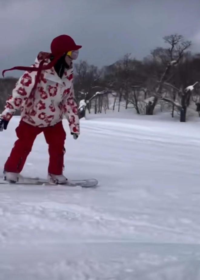 九游体育：突发！李彩桦日本滑雪掉进2米深雪洞大声呼救现场照片曝光(图2)