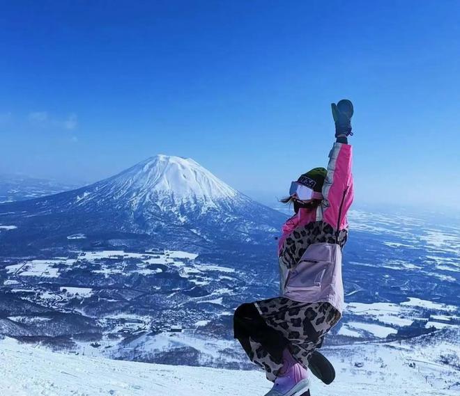九游体育：突发！李彩桦日本滑雪掉进2米深雪洞大声呼救现场照片曝光(图5)