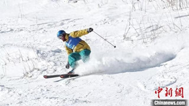 全国70多名滑雪爱好者亚布力挑战“亚洲最陡”野雪赛道(图1)