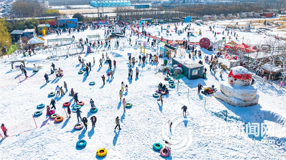 九游体育网站：冰雪经济“燃动”前行(图3)