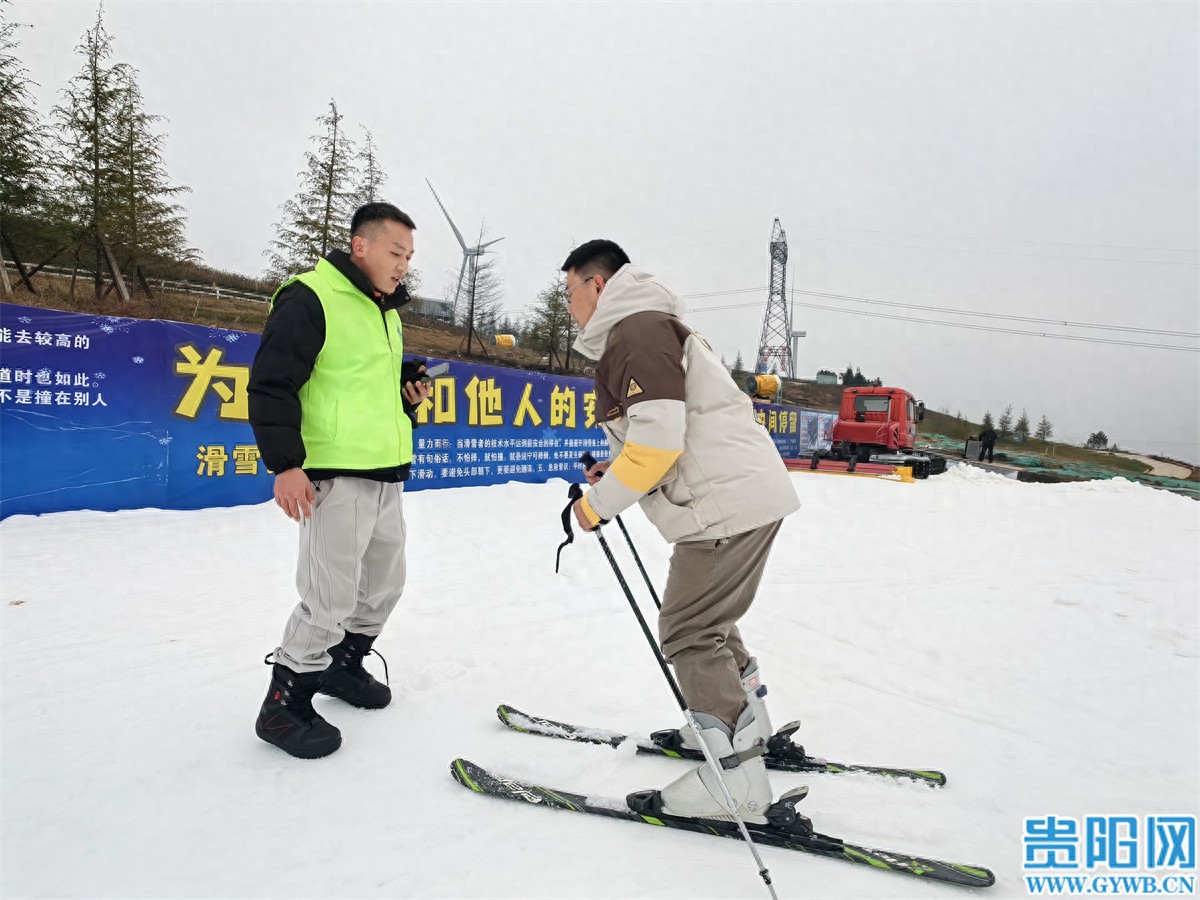 【新春走基层】高坡乡村民的“新职业”：滑雪教练(图1)
