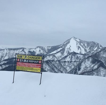 九游体育：冬季滑雪必备！这些滑雪礼仪你做对了吗？(图3)