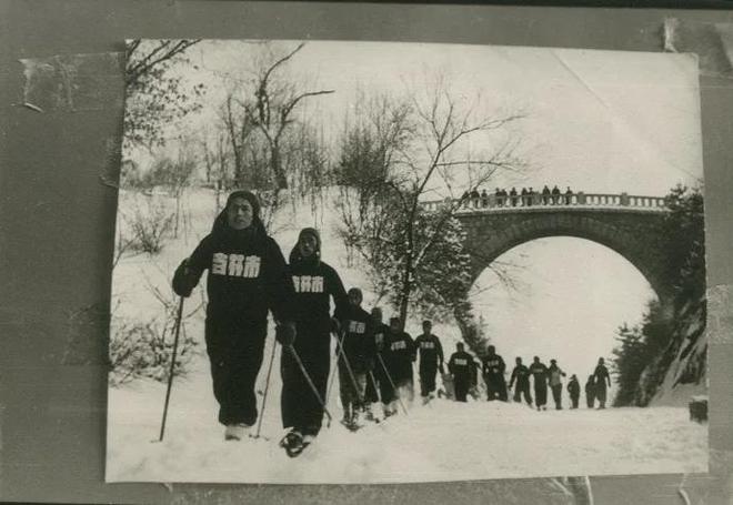 九游体育：冰雪头条：冰雪运动之城的历史记忆(图2)