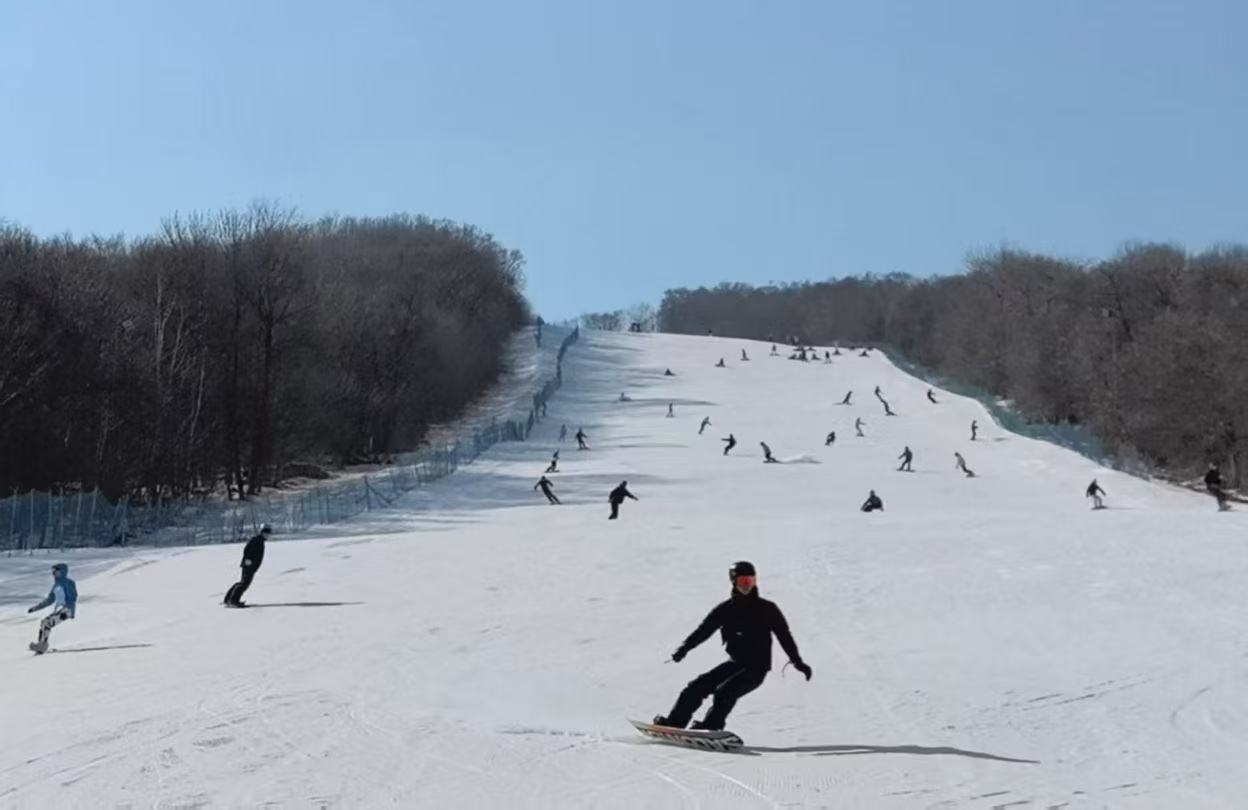 九游体育：高质量发展看中国｜滑雪上春山！黑龙江海量“粉雪”资源开辟消费新场景(图5)
