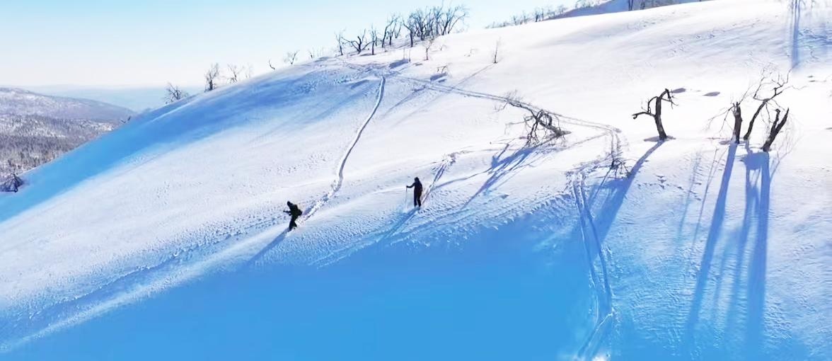 九游体育：高质量发展看中国｜滑雪上春山！黑龙江海量“粉雪”资源开辟消费新场景(图1)