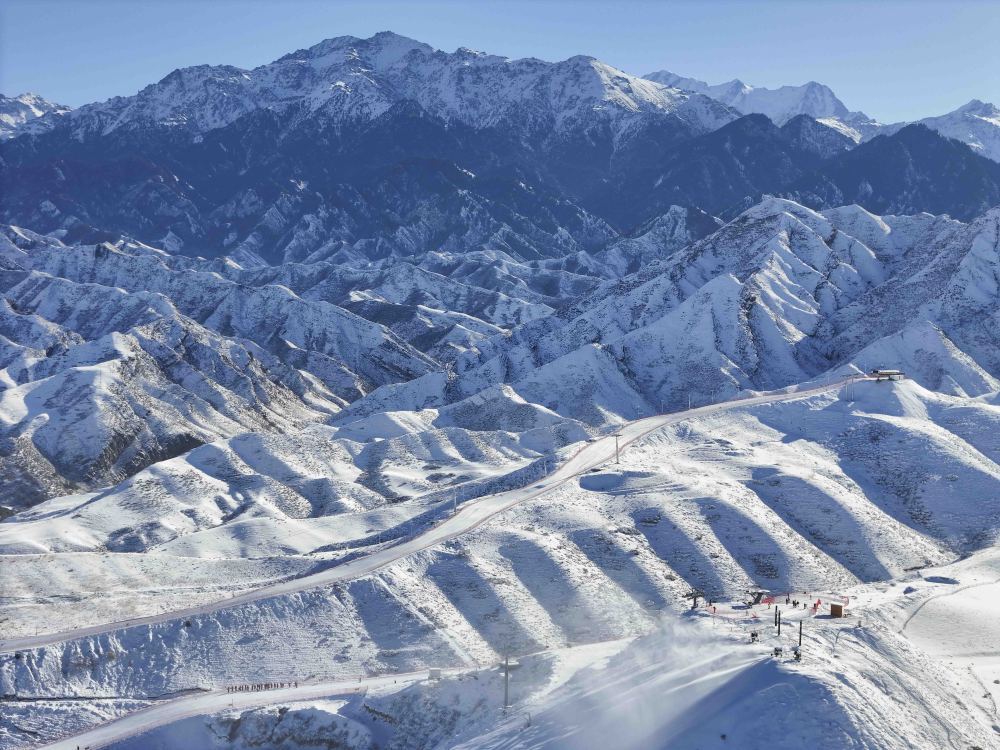 新华全媒+丨冰雪运动成就新疆文旅新名片(图9)