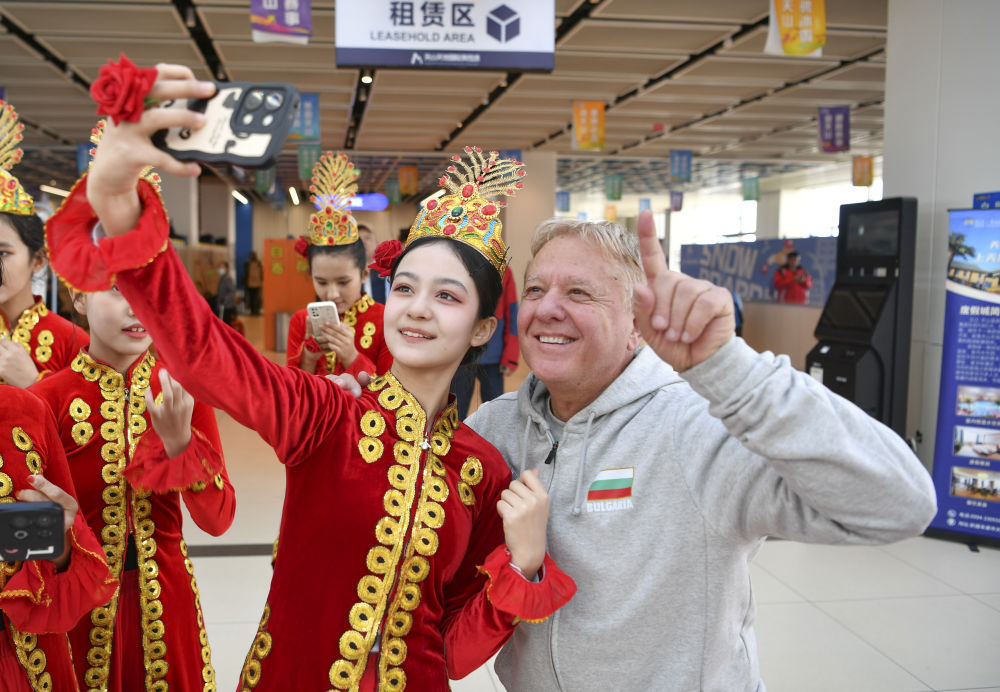 新华全媒+丨冰雪运动成就新疆文旅新名片(图15)
