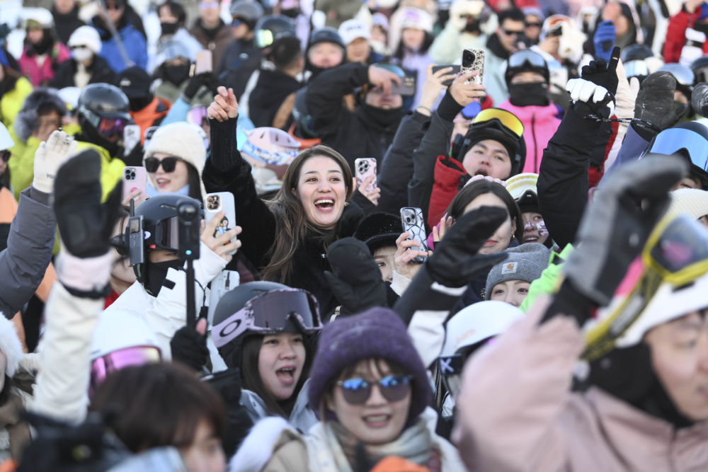 新华全媒+丨冰雪运动成就新疆文旅新名片(图22)
