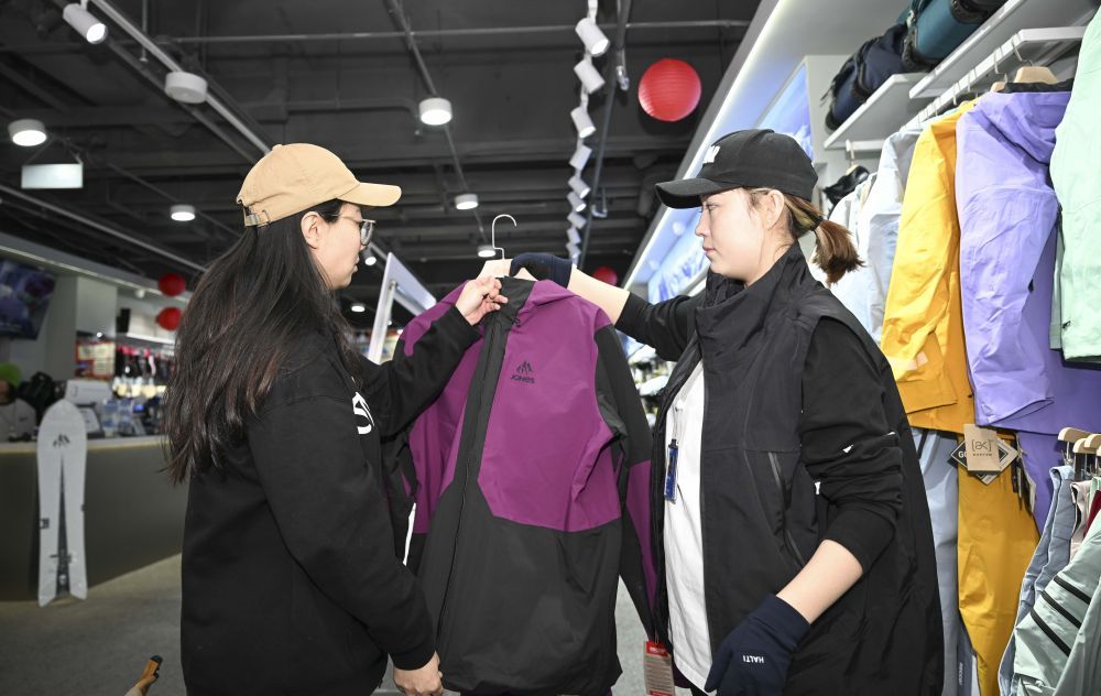 新华全媒+丨冰雪运动成就新疆文旅新名片(图20)