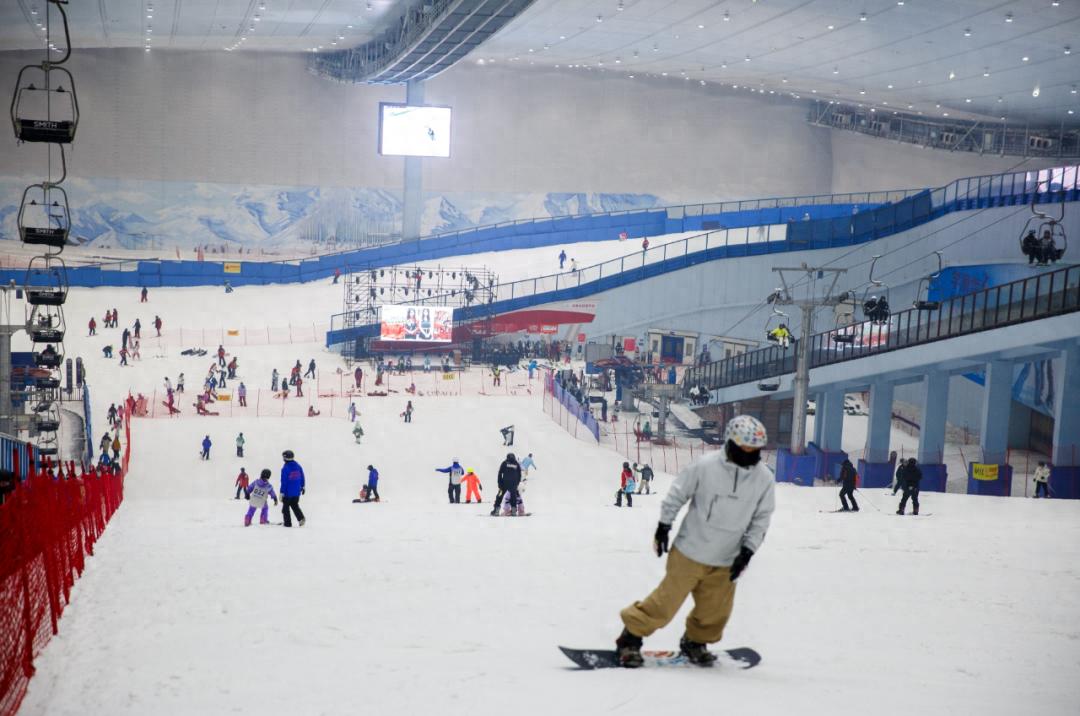 九游体育：冰雪消融“热雪”更热！哈尔滨室内滑雪场引全国雪友春季“追雪”(图1)