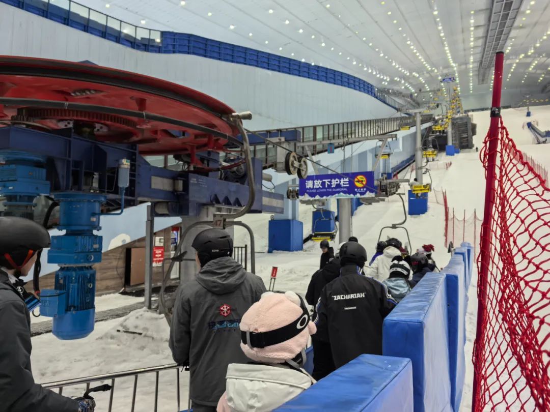 九游体育：冰雪消融“热雪”更热！哈尔滨室内滑雪场引全国雪友春季“追雪”(图7)