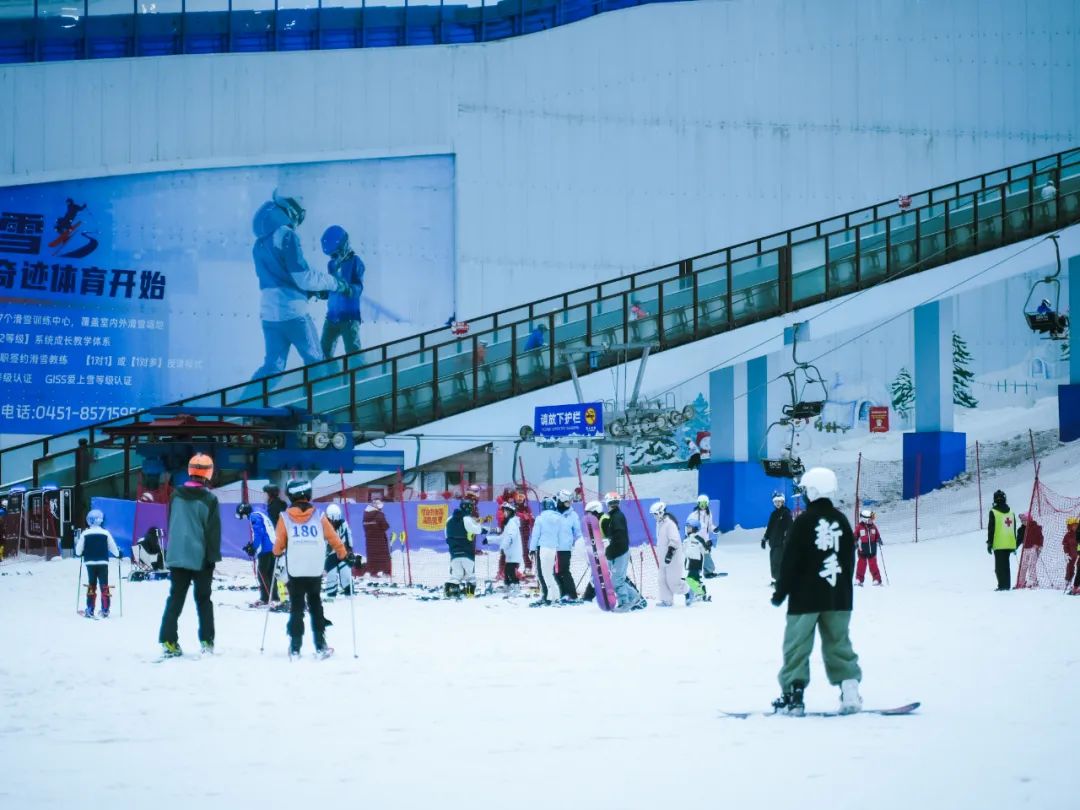 九游体育：冰雪消融“热雪”更热！哈尔滨室内滑雪场引全国雪友春季“追雪”(图6)