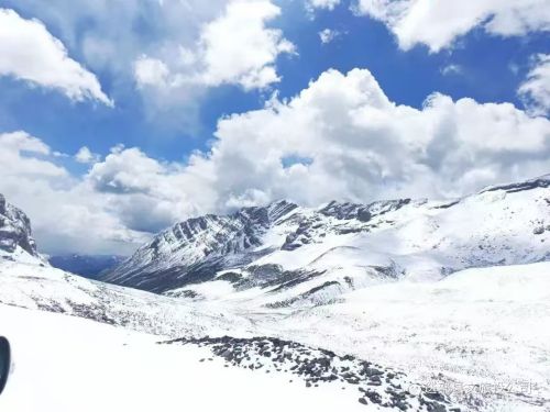 九游体育：冰雪奇缘·扎尕那滑雪场：纵享超长雪季滑至六月盛夏(图1)