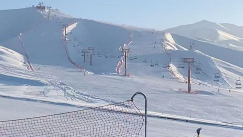 九游体育：冰雪奇缘·扎尕那滑雪场：纵享超长雪季滑至六月盛夏(图2)