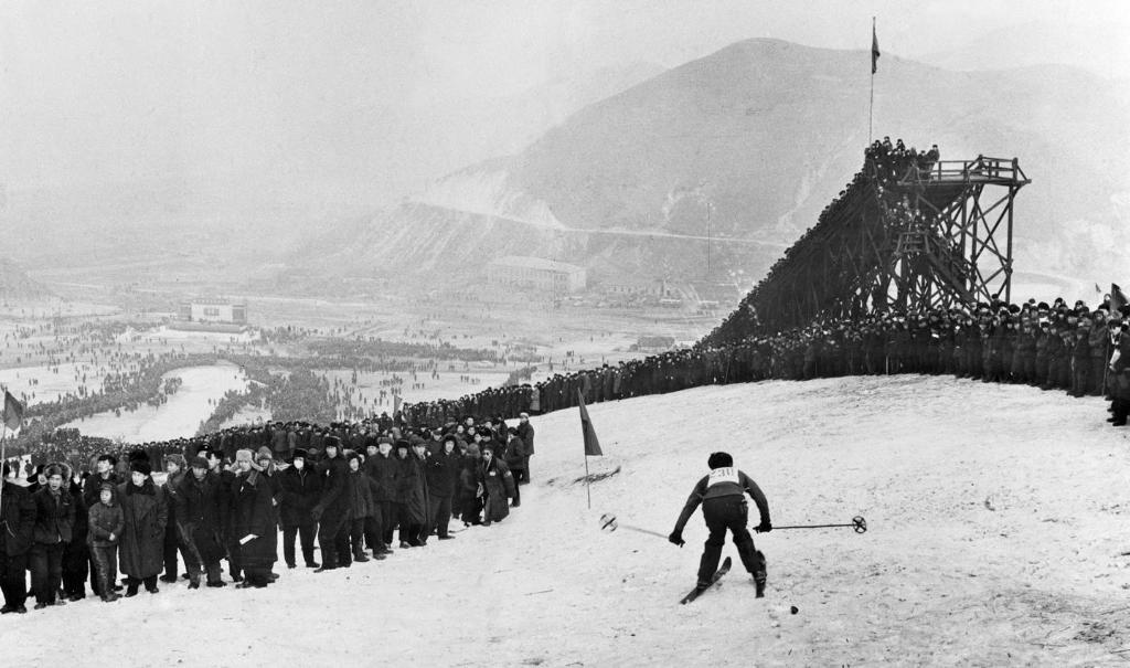 九游体育网站：走近冬奥｜新中国第一座高山滑雪场“重装绽放”(图2)