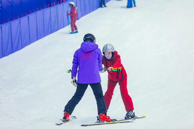 九游体育：人在工位心在雪场！清明小长假去武汉滑雪就对了！(图4)