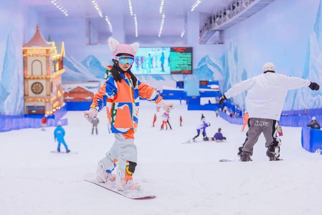 九游体育：人在工位心在雪场！清明小长假去武汉滑雪就对了！(图1)