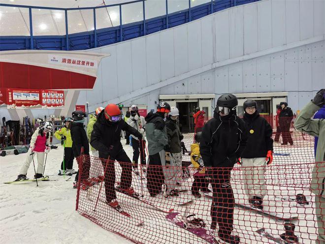 九游体育网站：冰雪消融“热雪”更热！丨哈尔滨室内滑雪场引全国雪友春季“追雪”(图3)