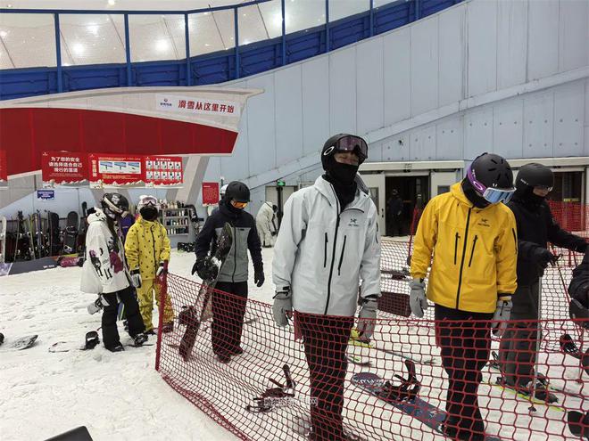 九游体育网站：冰雪消融“热雪”更热！丨哈尔滨室内滑雪场引全国雪友春季“追雪”(图7)