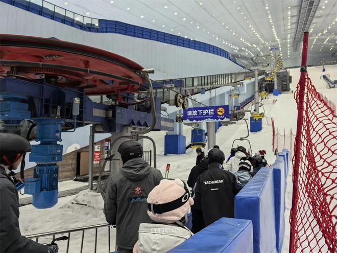 九游体育网站：冰雪消融“热雪”更热！丨哈尔滨室内滑雪场引全国雪友春季“追雪”(图6)