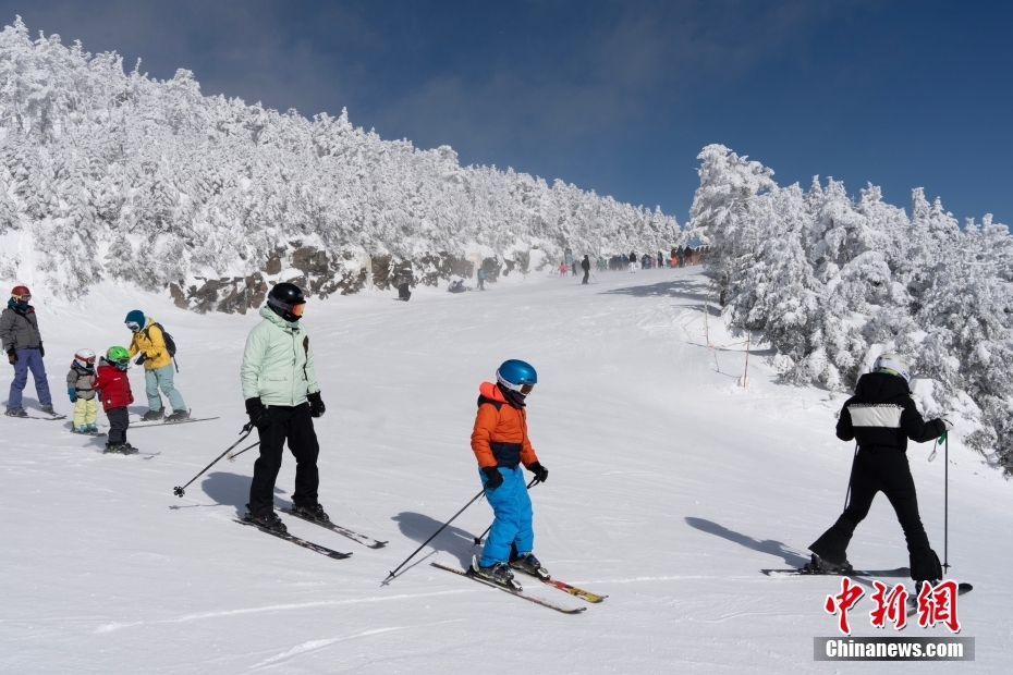 美国东部滑雪胜地迎来客流高峰(图1)