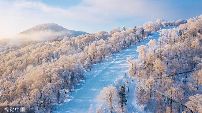 九游体育：冬季冰雪旅游持续升温：滑雪游客年轻化边滑边游成时尚(图1)