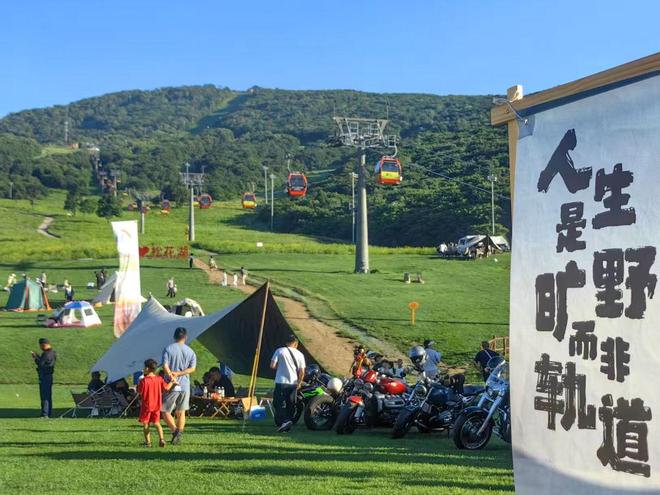 九游体育网站：新华社关注吉林：在北纬42度邂逅“雪味”夏天(图3)