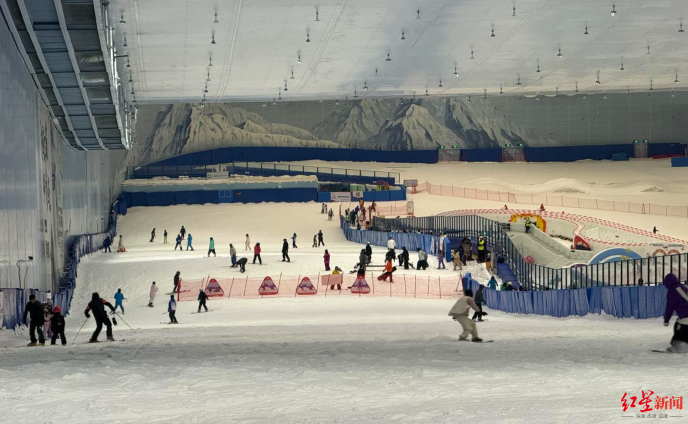 零下6℃的室内滑雪场人气爆满有教练月入10万元！业内人士：来滑雪需提前预约(图1)
