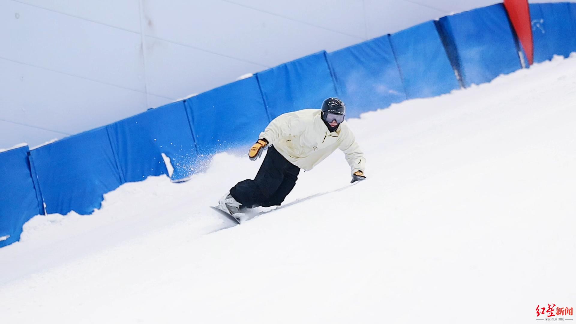 零下6℃的室内滑雪场人气爆满有教练月入10万元！业内人士：来滑雪需提前预约(图2)