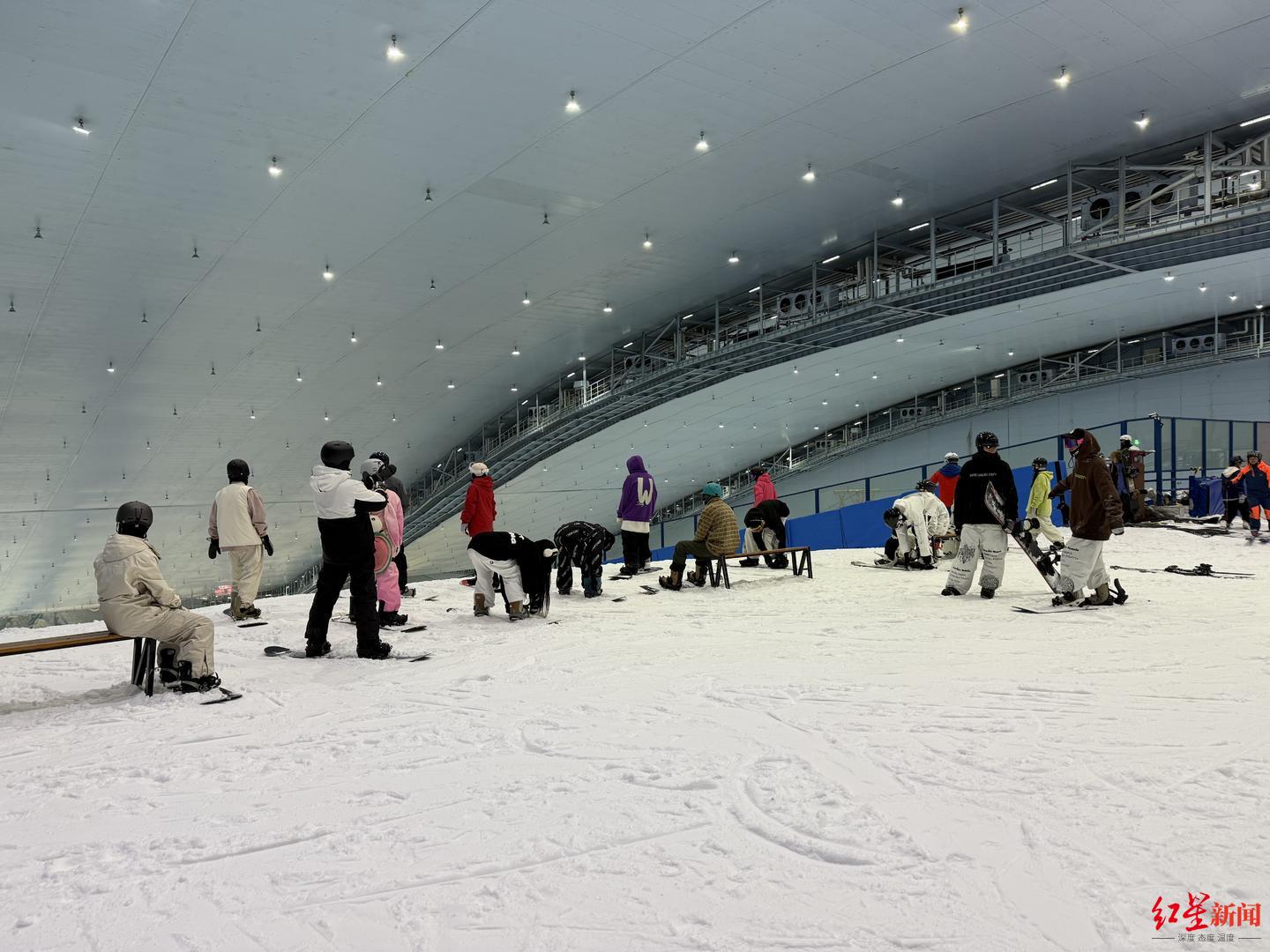 零下6℃的室内滑雪场人气爆满有教练月入10万元！业内人士：来滑雪需提前预约(图3)