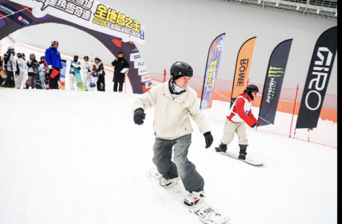 甘露山滑雪赛盛大开幕迦南艺传媒助力文旅融合新典范(图2)
