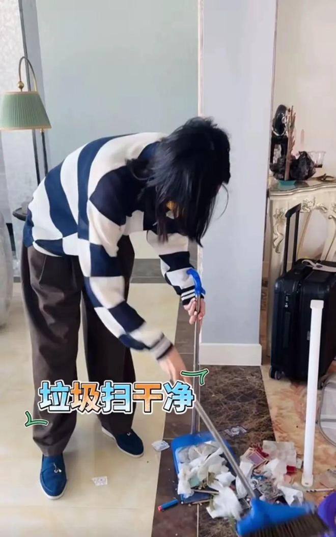 九游体育网站：李亚鹏北京租房度日从大平层搬回小房子创业失败生活拮据(图7)