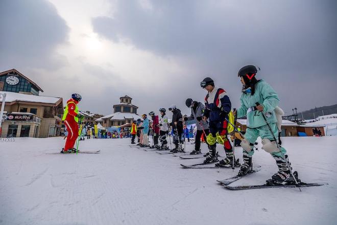 冬季旅游迎商机：全国滑雪场门票销量同比2019年增14倍温泉游受青睐(图1)