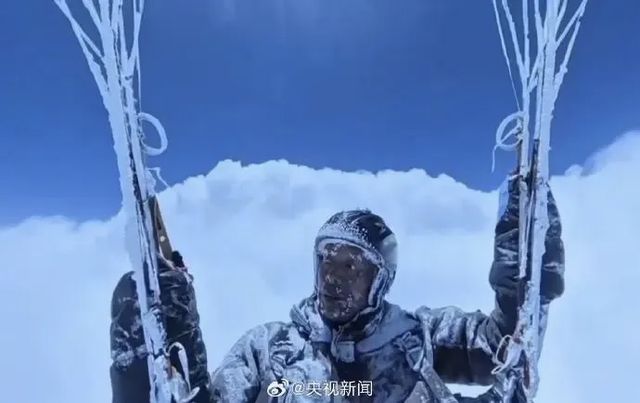 九游体育：滑翔男子“云吸意外”引热议专业人士：充分保暖或成逃生关键(图2)